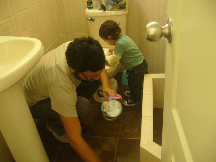 Omar y Caetano aseando el baño.